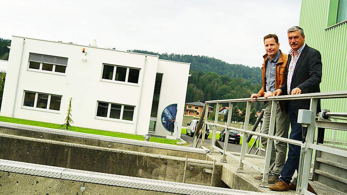 Geschäftsführer Markus Kleinszig mit Peter Stauber, Obmann des Reinhalteverbandes Mittleres Lavanttal, vor dem neuem Betriebsgebäude in Mettersdorf bei St. Andrä