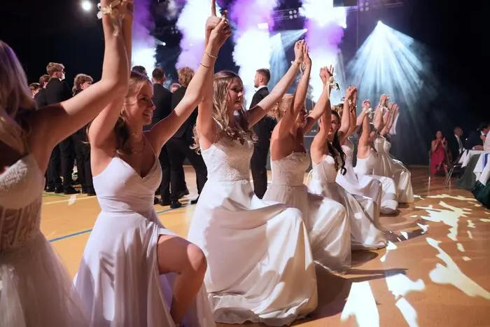 Besuchen Sie mit uns den Ball nochmals und sehen Sie sich die Bilder des Abends an.