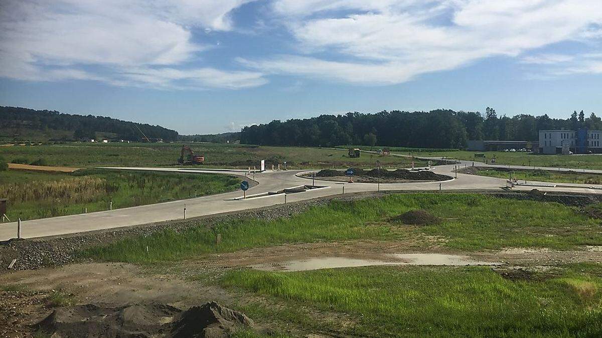 Der Kreisverkehr dient einer niveaufreien Querung und dem Vollanschluss an die neue Schnellstraße