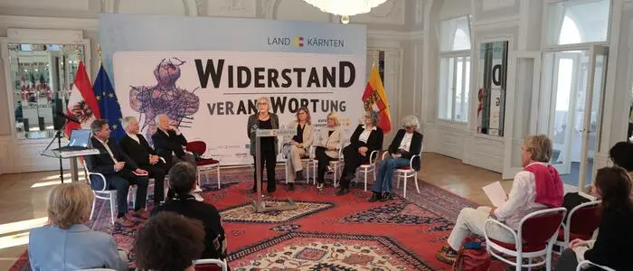 Menschen im Spiegelsaal der Landesregierung