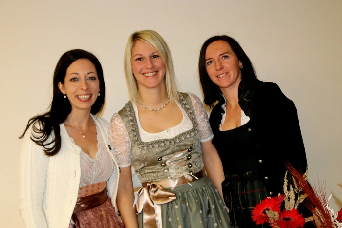 Nettes Empfangstrio beim Eingang.