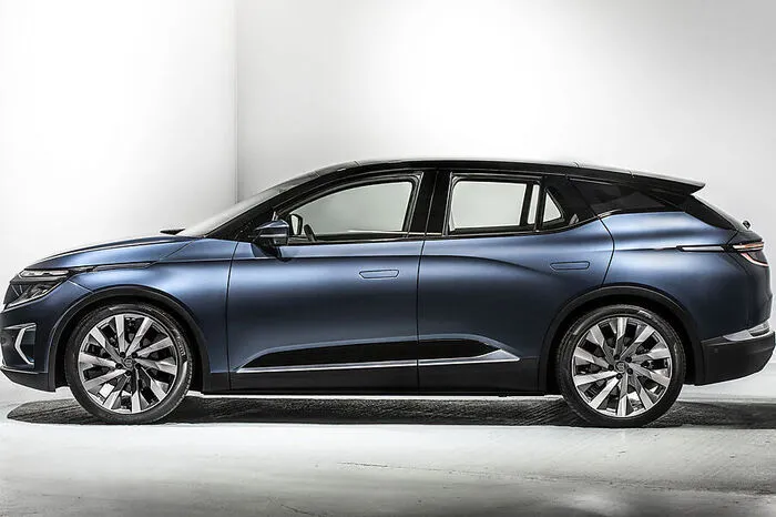Was man beim Einstiegsmodell dafür bekommt, ist ein Stromer mit einer 72-kWh-Batterie, die Saft für eine Reichweite von bis zu 360 Kilometer (gemessen nach dem WLTP-Zyklus) speichert und bis zu 200 kW (272 PS) Leistung abspult.