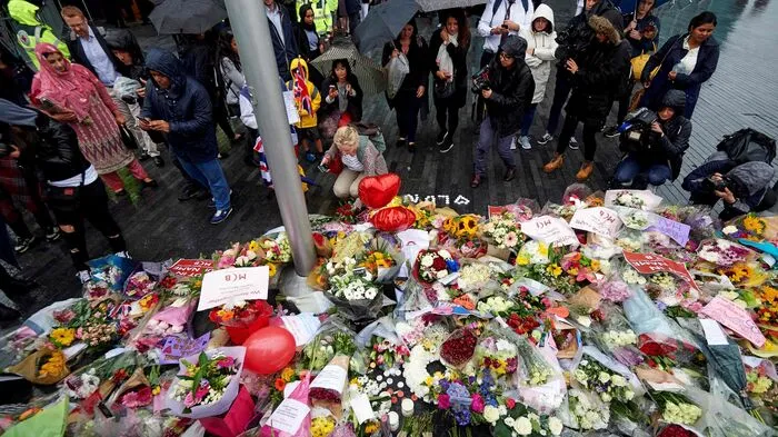 Tausende haben am Montag bei einer Mahnwache in London der Opfer des Terroranschlags vom Samstagabend gedacht.