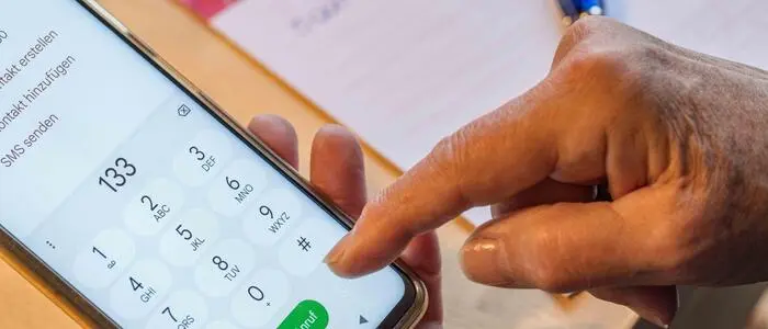 Nummer am Handy eingetippt