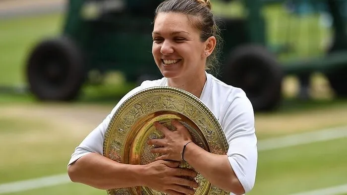 Simona Halep mit der Trohphäe