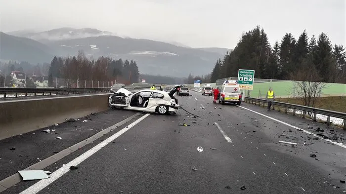 Am Samstag, 04.01.2020 dürfte das Einsetzen von Blitzeis auf der S6 im Bereich Mürzzuschlag bis Mitterdorf zu massiven Verkehrsunfällen geführt haben.