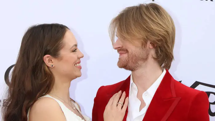 Frisch verheiratet: Claudia Sulewski und Finneas O’Connell 