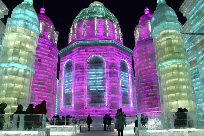 Besonders in buntes Licht getaucht erscheinen die Eisbauten märchenhaft.