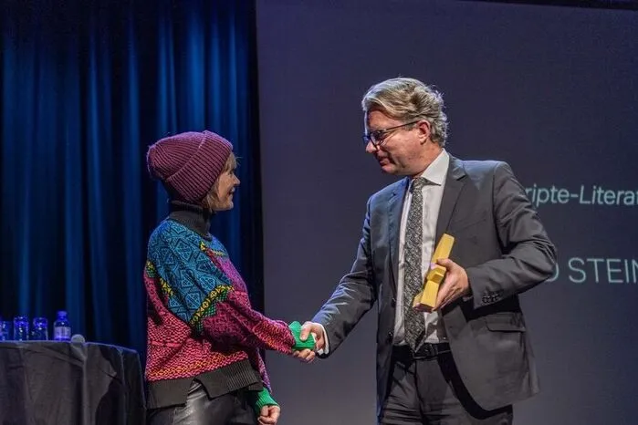 Drexler gratuliert Gerhild Steinbuch zum manuskripte-Preis