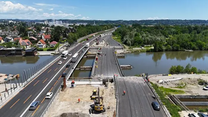 Im Juni wurde die 5000 Tonnen schwere Brücke in Millimeterarbeit eingeschoben