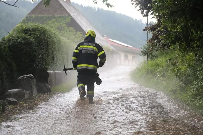 Neben den Unwettereinsätzen im Lobmingtal musste die Feuerwehr Sachendorf ein Dach bei einem Einfamilienhaus gegen eindringendes Wasser schützen. Die Aufräumungsarbeiten nach dem Unwetter dauerten bis in die späten Abendstunden.