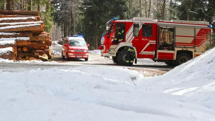 Im Ortsteil Wielfresen war ein mit Futtermittel beladener Silo-LKW von der dort noch schneeglatten Fahrbahn abgekommen.