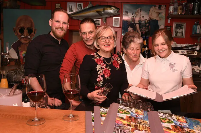 Die Hofübergabe ist vollzogen: Der neue Chef Ludwig Gasser, mit seinen Eltern Josef und Waltraud Gasser, Waltraud Senfter, die Schwester von Josef, die ihn in der Küche unterstützt, sowie Josephine Gasser.