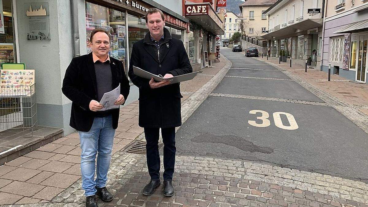 Bürgermeister Siegfried Ronacher und Stadtmanager Philipp Auer an der Stelle, wo es bald automatische Boller geben soll 