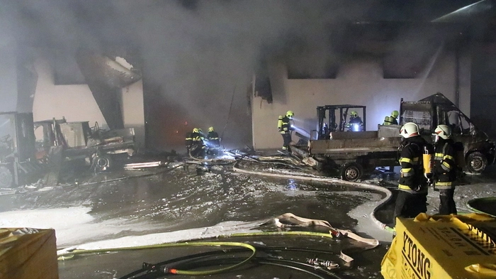 Zehn Feuerwehren mit 22 Fahrzeugen und 160 Mann rückten aus, um die Flammen zu bekämpfen. Erschwerend wirkte der Sturm. 