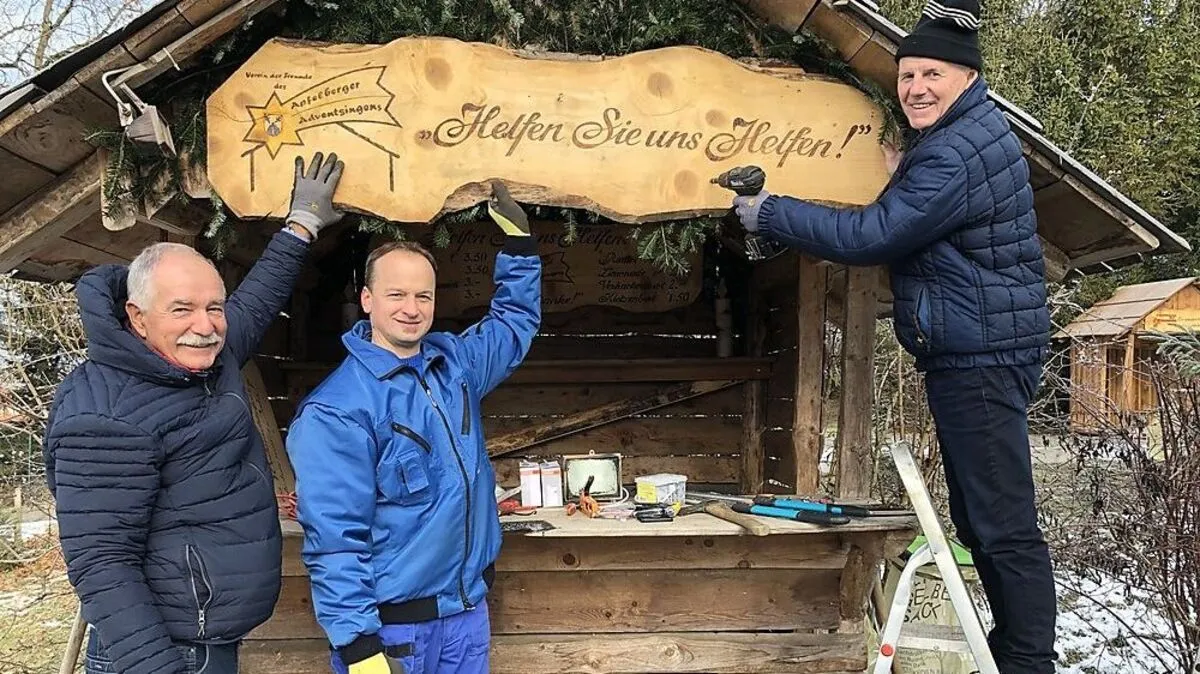 August Kargl, Herbert Grangl und Franz Waldauer bei den letzten Vorbereitungen für das Apfelberger Adventsingen