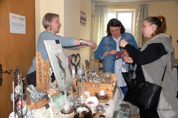 Unter der Organisation von Marianne Kalcher versammelte sich Besucherinnen und Besucher mit regem Interesse und stöberten durch die Ausstellung. 
