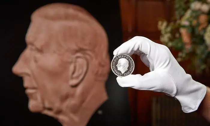 An undated handout picture released by the Royal Mint, received in London on September 29, 2022 shows the new King's portrait created by British sculptor Martin Jennings on a special £5 Crown, unveiled as the first official coin effigy of King Charles III. - The Royal Mint has depicted Britains Royal Family on coins for over 1,100 years, documenting each monarch since Alfred the Great. (Photo by Tom HARRISON / Royal Mint / AFP) / RESTRICTED TO EDITORIAL USE - MANDATORY CREDIT  