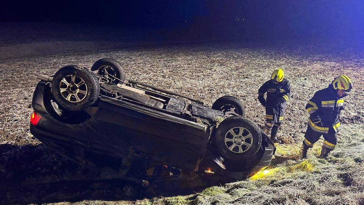 Der Wagen blieb nach dem Überschlag am Dach liegen