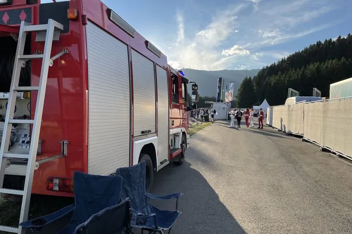 Mehrere Feuerwehrautos sind unterwegs und kontrollieren die Bereiche