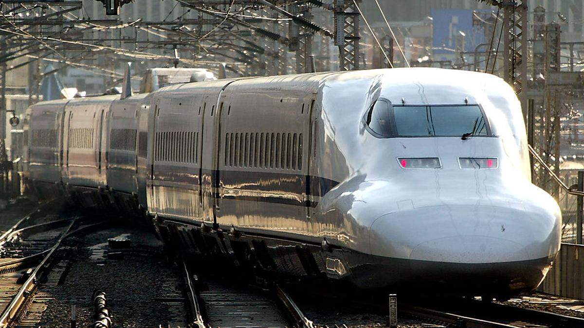 Ein bizarrer Rechtsstreit wirft ein Schlaglicht auf die legendäre Pünktlichkeit japanischer Bahnen, aber auch auf Japans nicht selten ausbeuterische Arbeitswelt