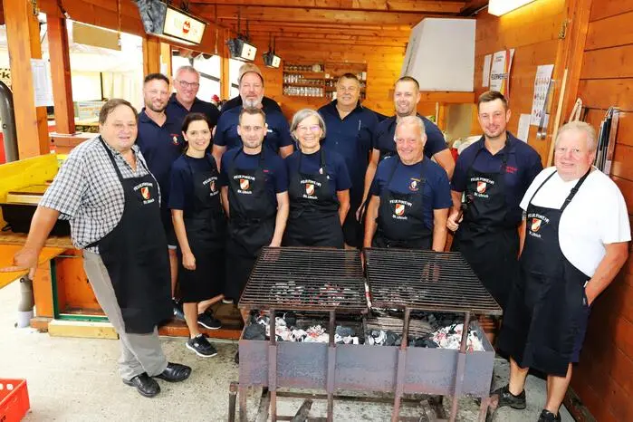 Grillmeister Paul Blasge (2. .von rechts) war mit seinem Team für die gesamte Kulinarik zuständig.