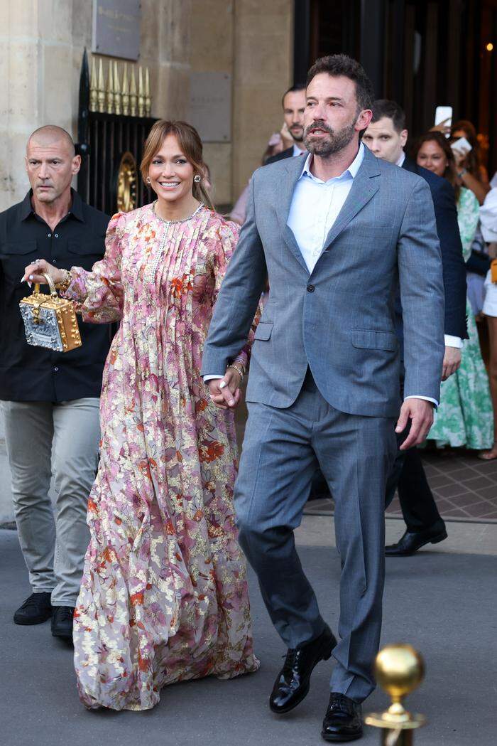 Jennifer Lopez setzt in Paris auf florale Muster 