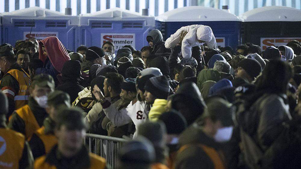 1700 Flüchtlinge warten in Spielfeld auf Weitertransport