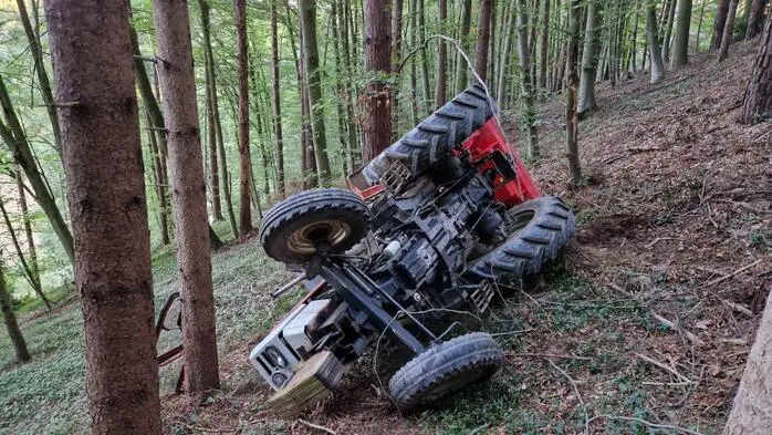 Der Traktor kippte in einem Waldstück im Ortsteil Tagensdorf um