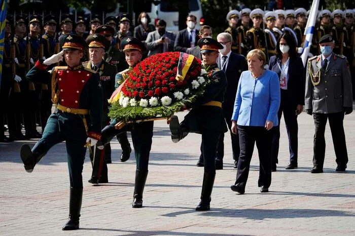 Merkels Besuch fällt mit dem 1. Jahrestag der Vergiftung des Putin-Gegners Alexej Nawalny zusammen. Der 45-Jährige sitzt heute im Straflager. Die Kanzlerin warb zum Auftakt ihres Treffens mit Putin dafür, im Gespräch miteinander zu bleiben.