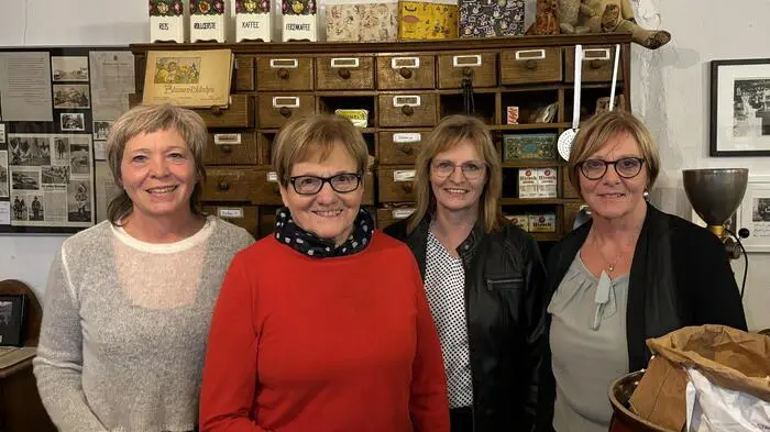 Hinter dem alten Verkaufstresen ließ die Kaufhaus-Familie Fasching alte Zeiten aufleben: v.l.n.r. Helga Wetzelberger, Helga Fasching, Sabina Schreiner, Dagmar Fasching-Cerne