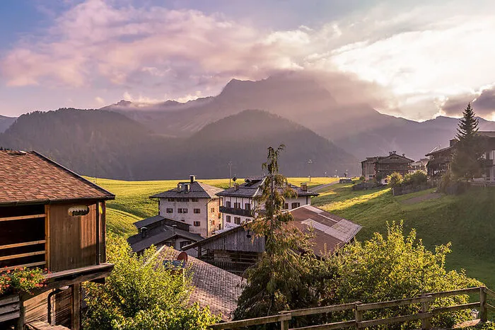 Sauris/Zahre. Die „Perle der Alpen“ wird Sauris (oder Zahre) genannt. Der Ort liegt umgeben von Almen und Weiden auf 1400 Metern Seehöhe und ist einer der höchsten in der Region Friaul Julisch-Venetien. Der Legende nach soll diese deutschsprachige Gemeinde von österreichischen Siedlern gegründet worden sein.
