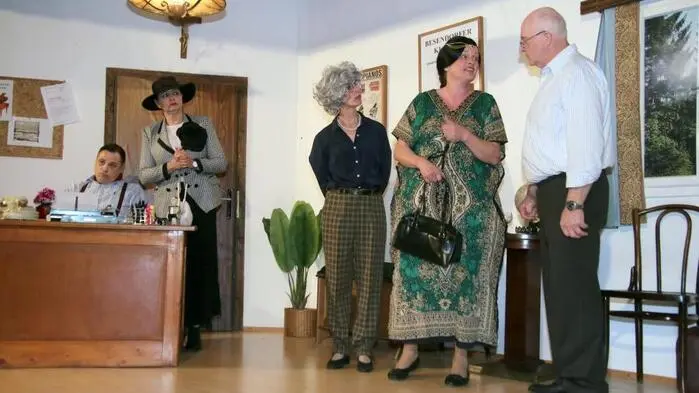 Mit der Premiere des Lustspiels „Eine Tante kommt selten allein“ von Norbert Größ startete die Theatergruppe Salla unter Obmann Franz Ofner am Samstag, dem 22. März, in die Spielsaison.