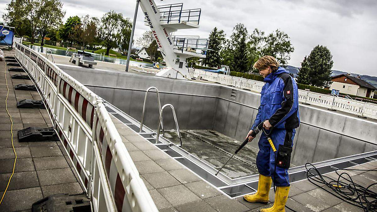 Die einzelnen Becken im Stadionbad Wolfsberg müssen per Hand gereinigt werden 