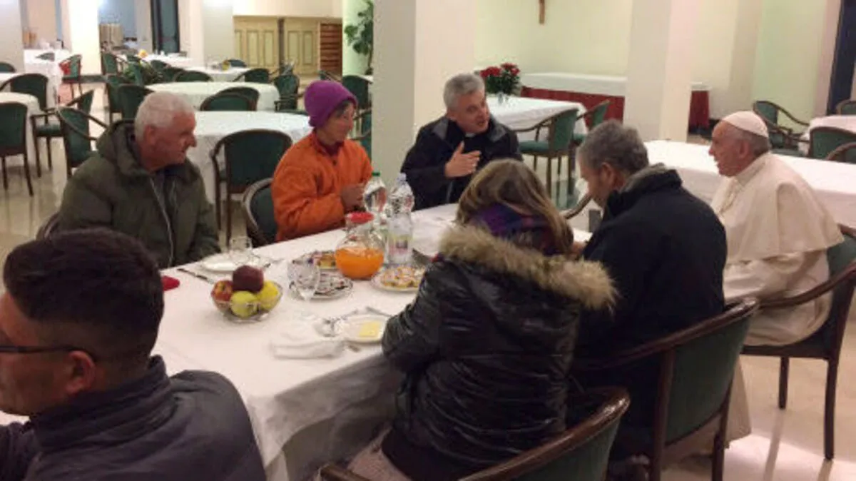 Papst Franziskus beim Geburtstagsfrühstück mit Obdachlosen 