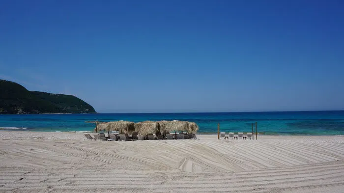 Tipp 1: Mit dem Auto die Strände der Insel abfahren. Beim Windmühlenstrand gleich in der Nähe der Hauptstadt Lefkas ist man weit entfernt von Massentourismus. Die ganze Reportage lesen Sie hier.