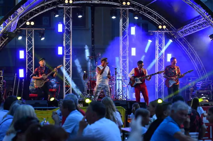 Am Sonntag gab es den Fest- und Gedenkgottesdienst, Prediger war Dechant Zoltan Papp, begleitet vom Gattersdorfer Viergesang. Darauf folgte das Frühschoppen mit der Udo Tribute Band, dem mehrsprachigen Kindergarten KEKEC und dem Pfarrkindergarten Völkermarkt. Die große Brieflosverlosung beendete das dreitätige Fest.