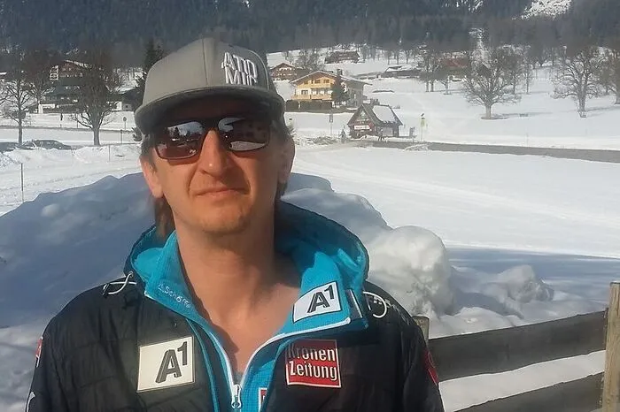 Mark Mitter (Co-Trainer): Christian Mitter ist Alpin-Herrenchef in Norwegen, Andreas Mitter Cheftrainer der finnischen Skispringer und Mark die rechte Hand Pirchers. Er ist einer der drei Söhne von Wolfgang Mitter, dem OK-Chef der Nordischen WM 1999 in Ramsau sowie Alpinkoordinator des russischen Verbandes. Der Steirer leistet vor allem beim Heim-Training wertvolle Unterstützung, ist aber bei Rennen eher selten dabei.
