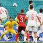 Switzerland's goalkeeper Yann Sommer (C) eyes the ball to stop a header during the UEFA EURO 2020 quarter-final football match between Switzerland and Spain at the Saint Petersburg Stadium in Saint Petersburg on July 2, 2021. (Photo by Kirill KUDRYAVTSEV / POOL / AFP)