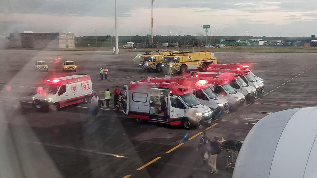 Nach der Notlandung standen sofort etliche Rettungsfahrzeuge bereit, um die Verletzten zu versorgen