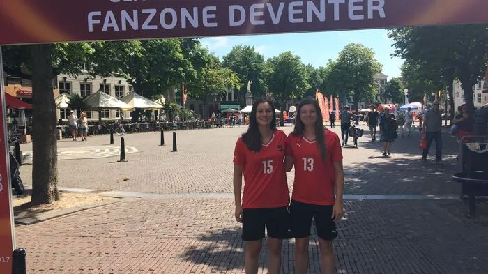 Linda Mittermaier (links) und Claudia Wenger vom Frauenfußballzentrum St. Pölten. Eine Gruppe des Zentrums von 30 Leuten ist in Deventer zum Anfeuern dabei