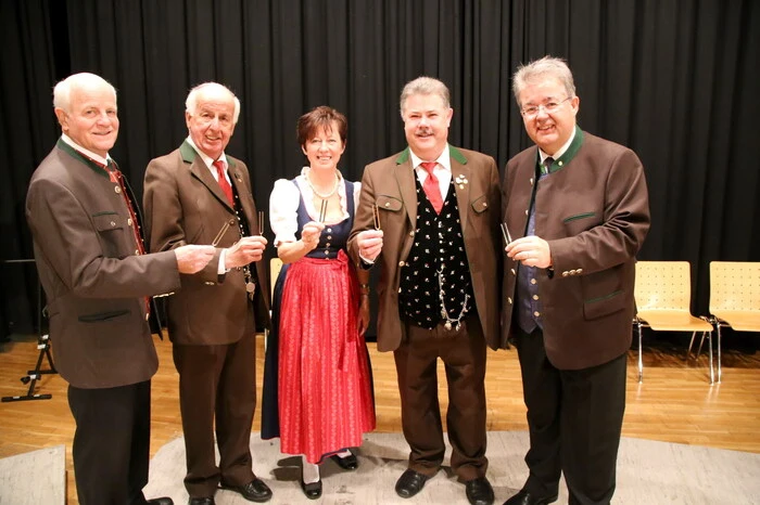 Neben dem Veranstalter Singkreis „ars musica“ Althofen unter der Leitung von Dagmar Sucher (Mitte) wirkten weiters der Gemischter Chor Althofen (Walter Zemrosser, rechts), der Männergesangsverein Krappfeld (Gerald Rießer, 4. von links), der Gesangsverein Passering (Erich Rattenberger, links), der Männerchor Althofen (Ewald Trapitsch, 2. von links)... 
