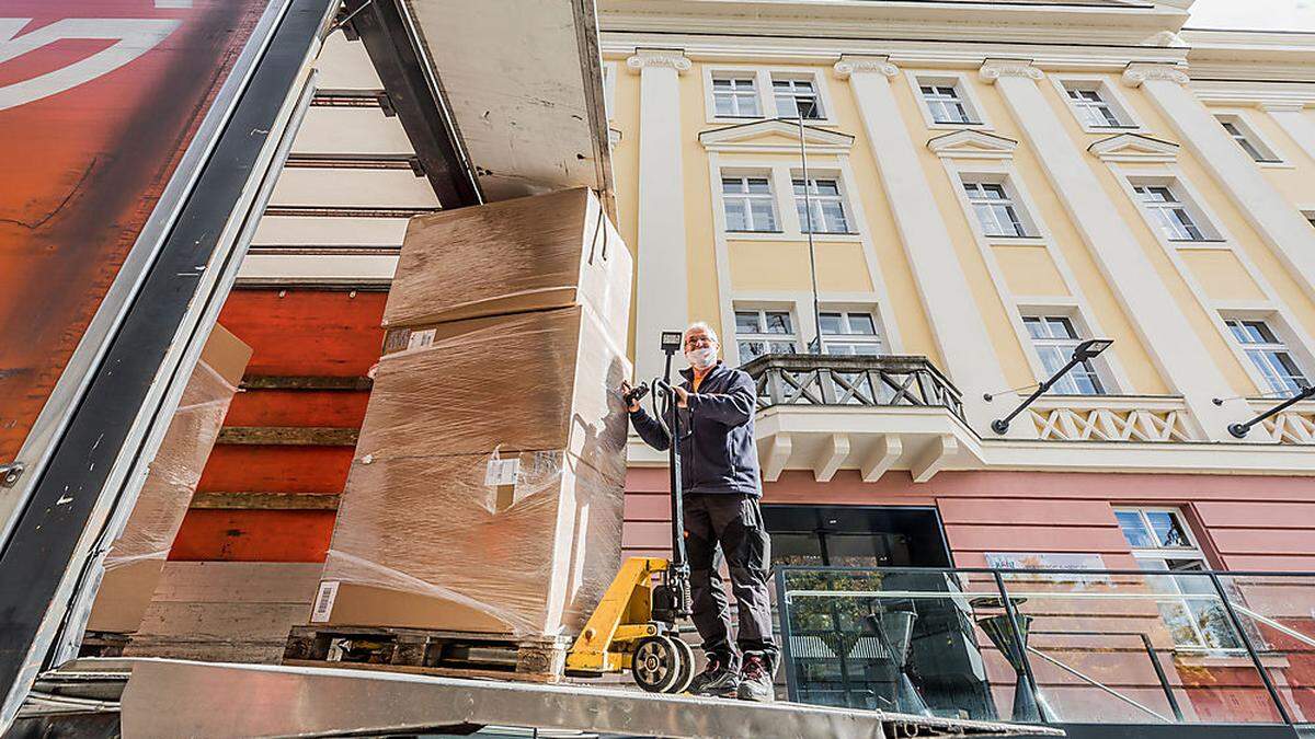 Für den Umbau wurden auch neue Möbel angeliefert