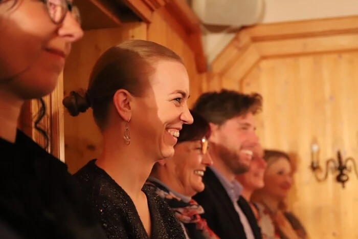 Aber auch humorvolle Szenen und unterhaltsame Einlagen kamen beim 13. Bühnenstück der Theatergruppe nicht zu kurz.