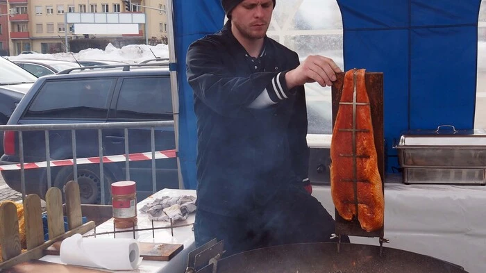 Wettermäßig ist es sich für das Streetfoodfestival, das am Samstag auf dem Klagenfurter Messegelände eröffnete haarscharf ausgegangen. Denn beim zweitägigen Festival, isst man auf Bierbänken ohne Überdachung im Freien.