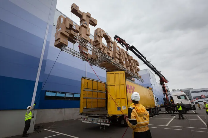 So wollte man auf die klimaschädliche Ressourcenvernichtung bei Amazon aufmerksam machen. Nach Darstellung von Greenpeace gehen rund 30 Prozent aller Amazon-Retouren nicht wieder in den direkten Verkauf.