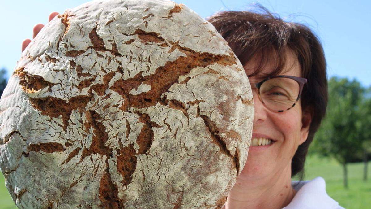 Brot ist ein Teil von ihr: Seit mehr als 25 Jahren hat sich Maria Nigitz dem Brotbacken verschrieben