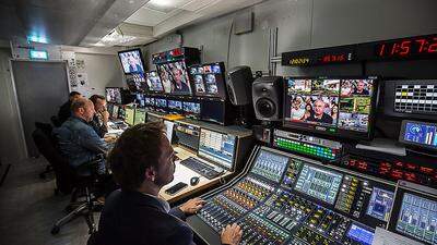 Blick in den Regieraum, 3sat überträgt bekanntlich live