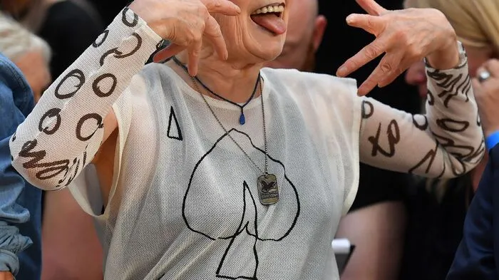 Vivien Westwood schickte bei der London Fashion Week Men’s auch diesmal nicht nur Männer über den Laufsteg.  "Unisex mag wie ein Witz klingen, dabei geht es um Styling - und darum, sich anziehen zu können, wie man will", die Kleidung mit dem Partner tauschen zu können heiße, weniger kaufen zu müssen, gezielter auszusuchen und Mode so haltbarer zu machen, beschrieb Westwood bei der Fashion Show Anfang des Jahres die Idee dahinter.