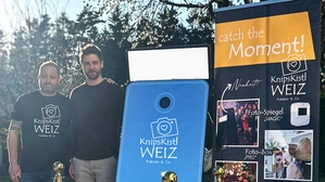 Stefan (links) und Florian Krenn mit ihrem „Knipskistl“